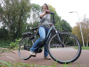 Marieke op haar Ik Fiets e-bike